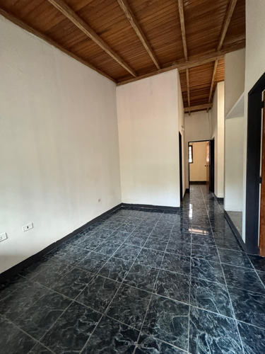 Ms Casa En Alquiler En La Av Rotaria