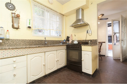 Venta Casa Parque Chas 4 Ambientes Cochera Patio