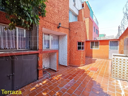 Casa De 215m2t / 347m2c / 4r / 3.5b / 1a / Vigilancia