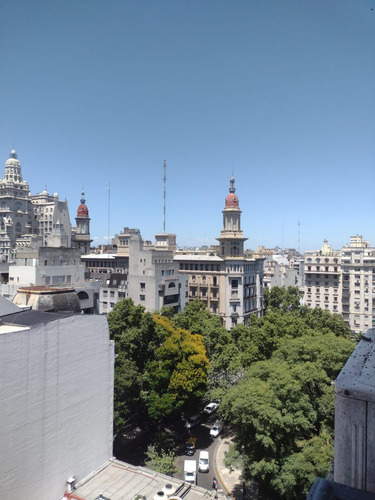 Amplio Ambiente En Emblemático Edificio Francés