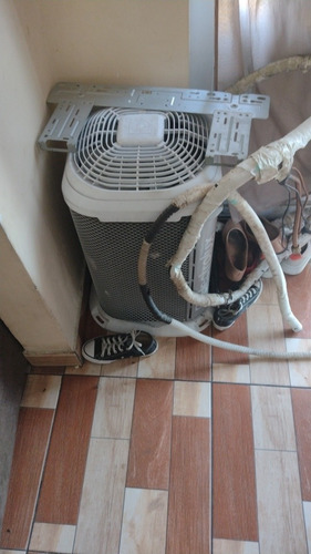 Imagem 1 de 4 de Limpeza De Ar Condicionado Split E Acj