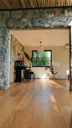 Venta Con Renta: Moderna Casa De Piedra Y Vidrio En Lomas Id 5297