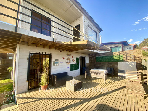Pichilemu, Casa Con Maravillosa Vista En Sector Re...