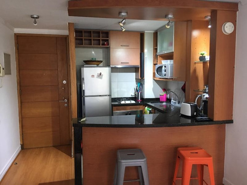 Un Dormitorio Con Estacionamiento Y Bodega