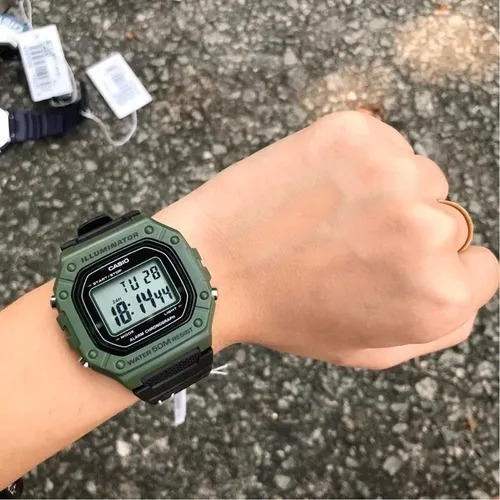 Imagen 4 de 4 de Reloj de pulsera Casio Youth W-218H de cuerpo color verde, digital, fondo gris, con correa de resina color negro, dial negro, minutero/segundero negro, bisel color verde, luz ámbar y hebilla simple