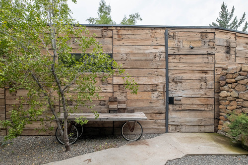 Casa Con Un Diseño Único Y Amplios Espacios
