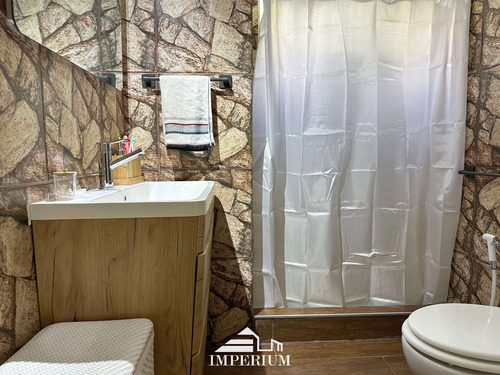 Venta De Apartamento En El Centro De 2 Dormitorios Mas Espacio Para Escritorio , A Cuatro Cuadras De La Rambla