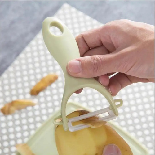 Cuchillo Y Pelador De Fruta Con Tabla De Picar