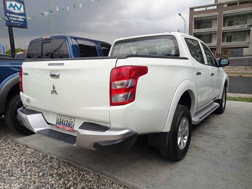 Imagen 3 de 9 de Mitsubishi L200 2018 4x2 Sincrónico