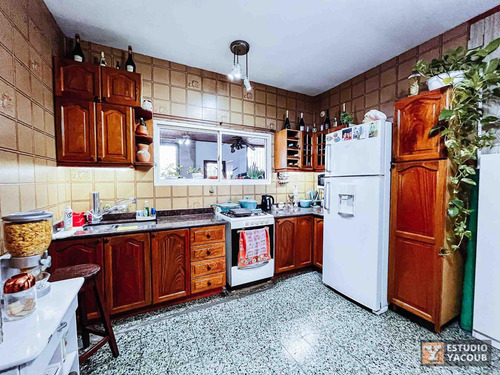 Casa En Venta - 2 Dormitorios 1 Baño - Cocheras - 420mts2 - Berisso