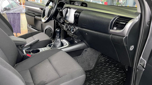 2022 Toyota Hilux Doble Cabina 2.4 Sr Mt 4x2 Unico Dueño