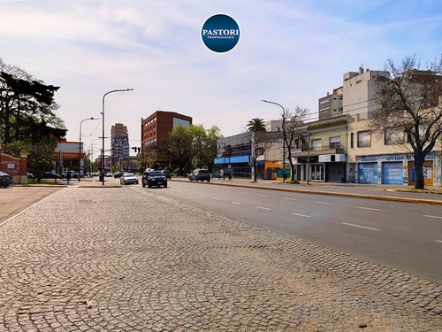 Venta En Block De Vivienda + Local En San Isidro