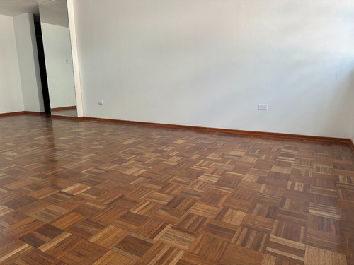 Amplio Departamento De 145 M2 Ofrece El Equilibrio Perfecto Entre Espacio, Ubicación Y Estilo Clásico.
