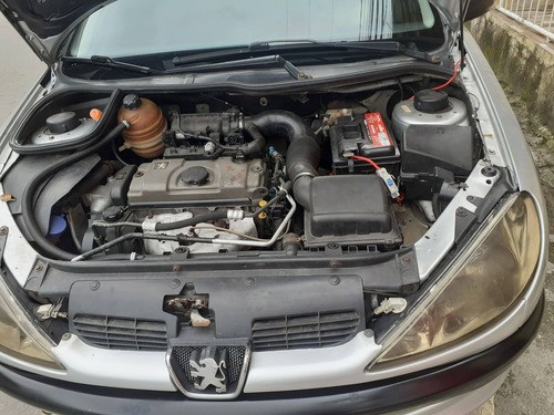 Imagem 10 de 13 de Peugeot 206 2006 1.4 Holiday 5p