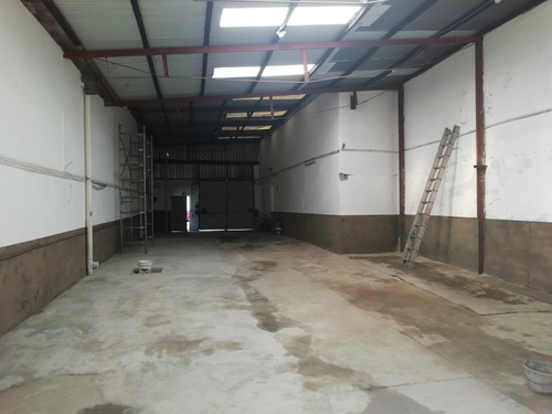 Local De 385 Metros Con 2 Baños, Vestuario Y Oficinas.!!!