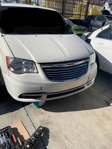 Imagen 1 de 6 de Chrysler Town Country Chocada Por Partes Refacciones Yonke