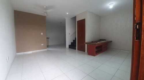 Casa Com Três Quartos Em Condominio