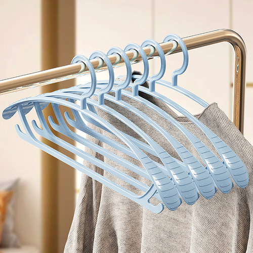 .. Percha De Plástico Azul Con Hombros Anchos, Diseño De 4