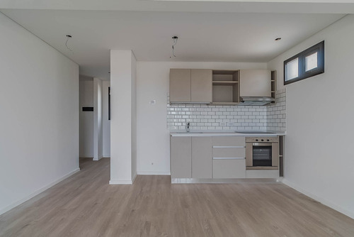 Venta De Monoambiente De Categoría Divisible Con Balcón En Piso Alto A Estrenar En Devoto C.a.b.a