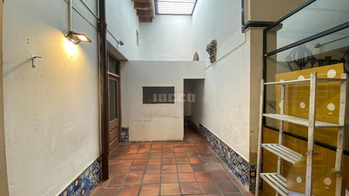 Buen Local Comercial En Ciudad Vieja