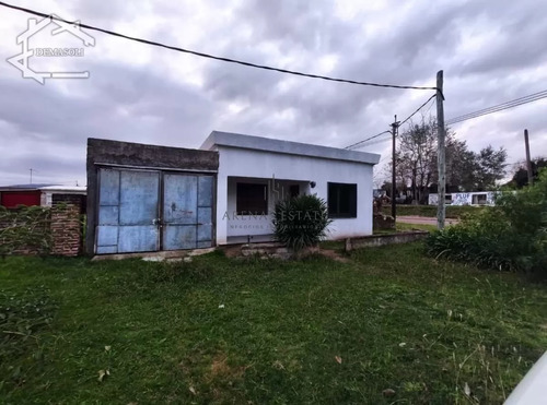 Se Vende! Ubicada En La Ciudad De Pan De Azúcar, Construcción Tradicional, Con Amplio Terreno.