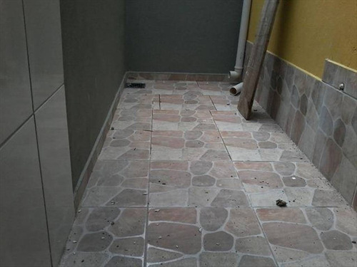 Imagem 11 de 30 de Imóvel Novo Tipo Casa Térrea Em Condominio Fechado Com Excelente Acabamento Com Azulejo Até O Teto Tanto Na Cozinha Como No Banheiro E Moldura De Gesso Nestes Dois Ambientes Janela De Alumínio Cor B
