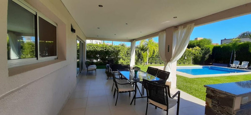 Venta. Casa Moderna Lote Interno, 4 Amb. Jardín Y Pileta. San Agustín. Villanueva.