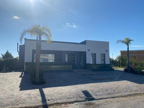Imagen 1 de 9 de Hermosa Casa Minimalista De 5 Ambientes En Barrio Privado Santa Rita