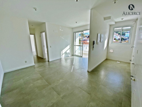 Apartamento 2 Dormitórios Em Coqueiros! - 2492