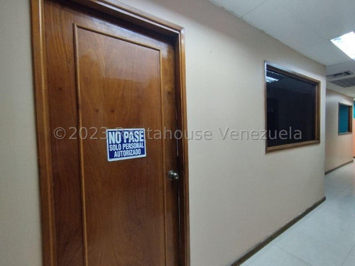 Hector Piña Alquila Excelente Oficina Comercial En Zona Centro Este De Barquisimeto 25-3370