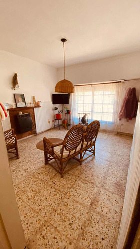 Casa En Venta - 2 Dormitorios 1 Baño - Cochera - 216mts2 - Las Flores