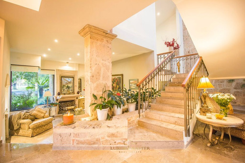 Casa En Venta En Valle Real Frente A Parque