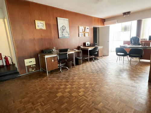 Oficina En Plaza Matriz En Edificio En Pleno Casco Histórico.