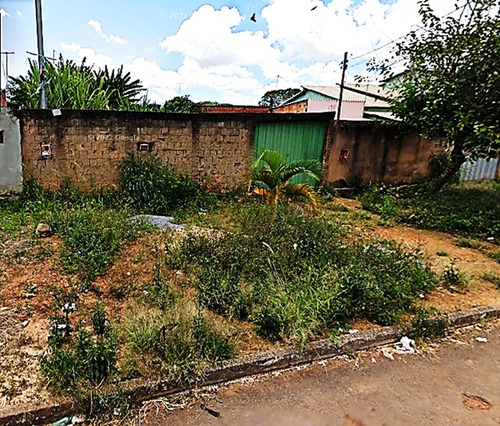 Casebre Precisando Pintura Capina E Limpeza, Sozinho No Lote