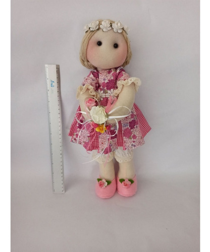 Muñeca De Tela Con Vestido Rosa Y Arreglo De Flores En Mano