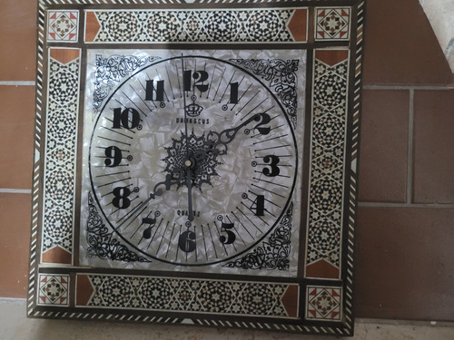 Reloj De Pared Damascus Negro Con Fondo Blanco