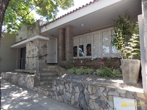 Imagen 2 de 17 de Excepcional Casa En Venta. José Pedro Varela 1122 (ubicación Céntrica)