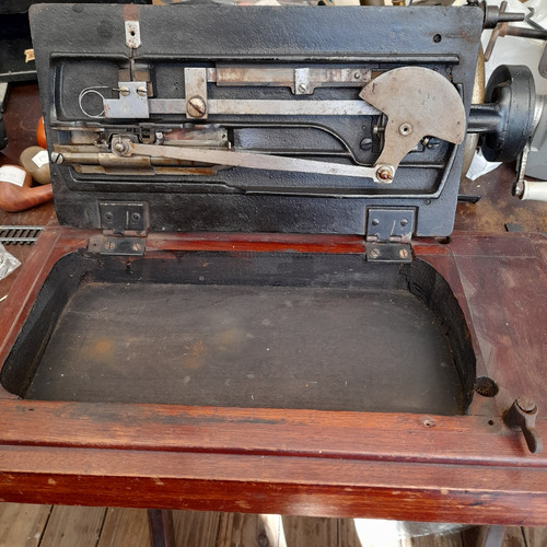 Imagem 10 de 10 de Máquina De Costura Manual Mão Anorom Muller Antiga Destravad