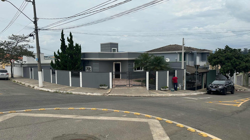 3 Quartos, 2 Banheiros, 1 Suite