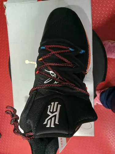 Tenis kyrie cheap friends