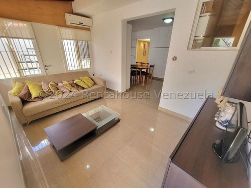 Amplia Casa Remodelada En Venta Urb Horizonte En Calle Cerrada Con Vigilancia Nb 5-3553