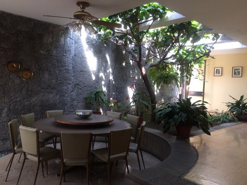 Imagen 10 de 14 de Casa En Un Solo Nivel Rodeada De Jardín Para Re Modelar