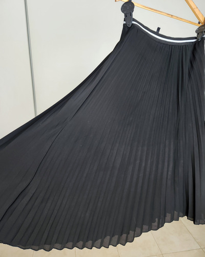 Pollera Importada Plisada Stradivarius. Negra. Talle M (Usado)