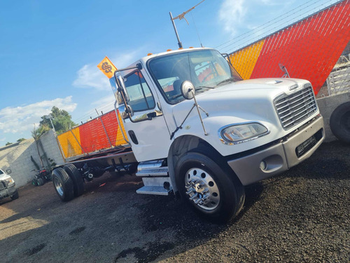 Imagen 3 de 7 de Freightliner M2