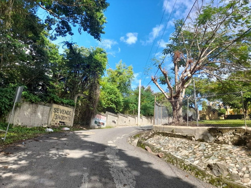 Terreno Ubicado En San Cristobal Hatillo, A Pocos Metros De Autopista 6 De Noviembre, Con Calle Asfaltada, Electricidad, Agua Pòtable, Servicios De Comunicación, Excelente Para Desarrollar Proyectos D