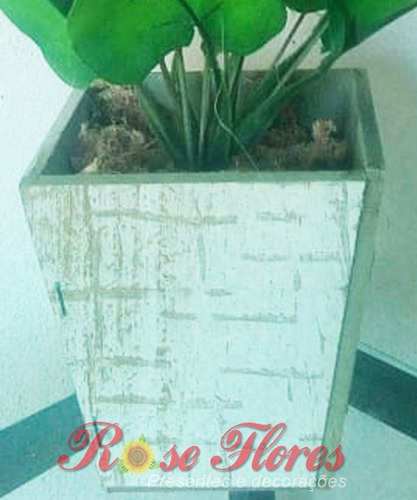 Arranjo Artificial De Flores Com Vaso De Madeira.