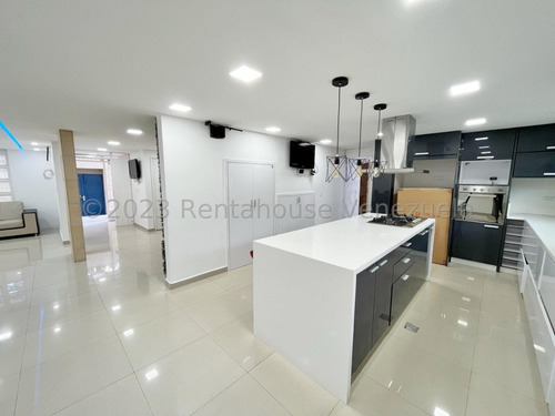 Casa Remodelada En Venta En Macaracuay Caracas Parrillera Psicina 3 Plantas Terraza Privada