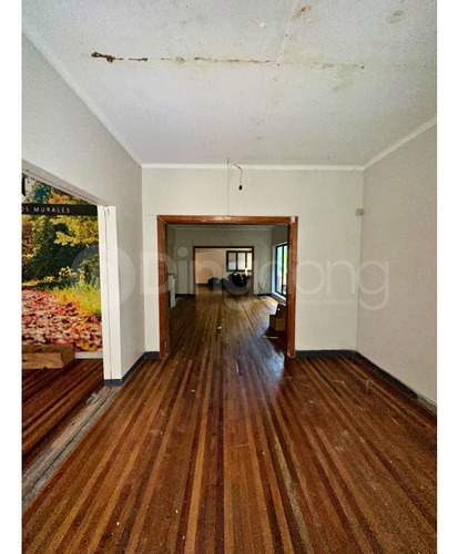 Venta De Local Comercial Céntrico Con Estacionamiento