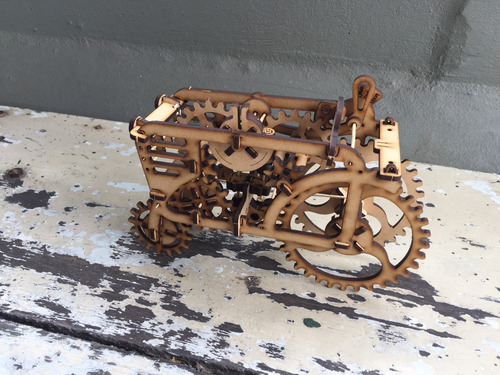 Imagen 2 de 5 de Puzzle 3d Tractor Ugears Kit Para Armar.
