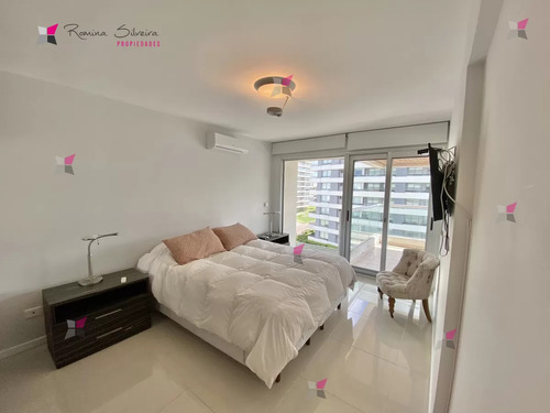 Venta De Apartamento De 2 Dormitorios Y Medio En Edificio Icon Brava